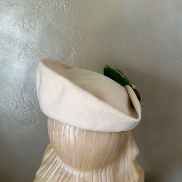 PLAYFUL 1960's IVORY FELT BERET WITH GREEN/BROWN FEATHERS - Picture 5 of 15